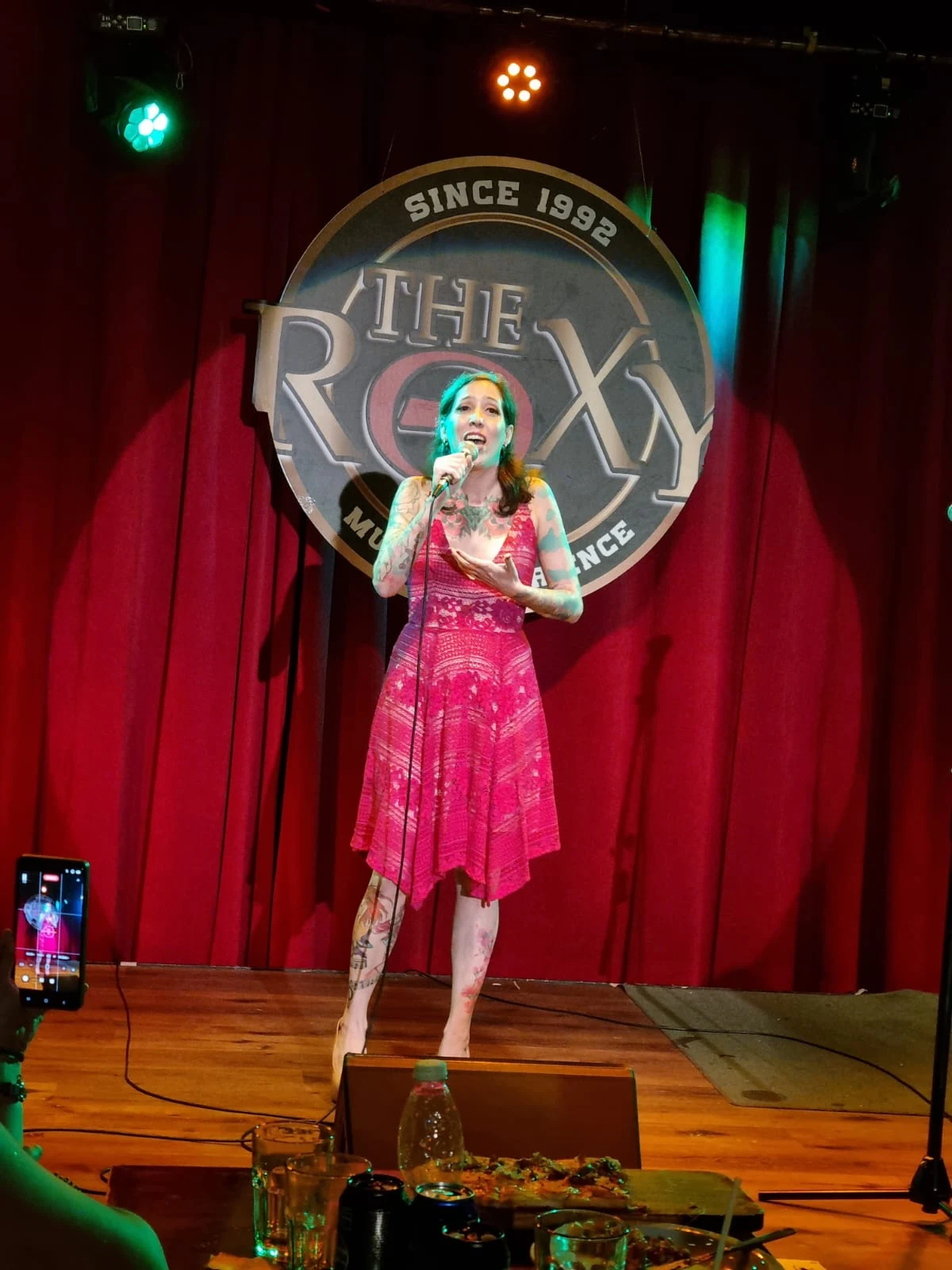 Cecilia Pilar cantando en vivo sobre un escenario